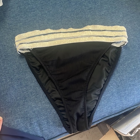 Black and gold bikini - Picture 5 of 6